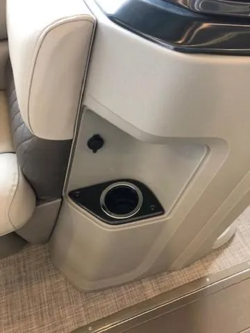 Slide: The Image of Sun Tracker PB 22RF XP3 2025 - 9