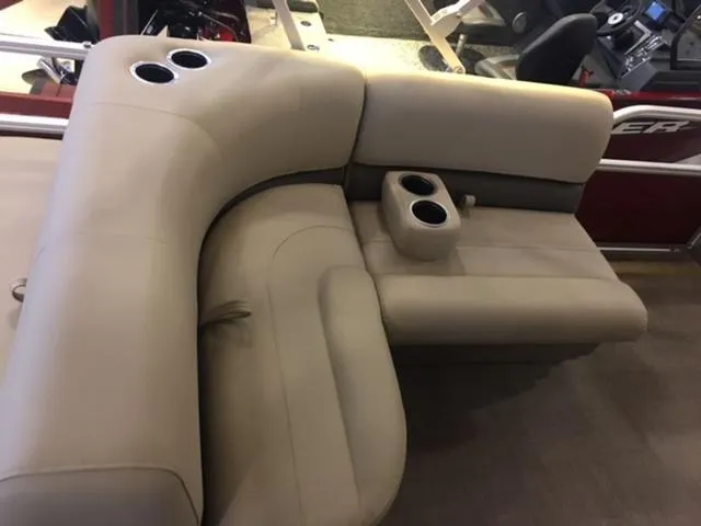 Slide: The Image of Sun Tracker Party Barge 18 DLX 2025 - 21