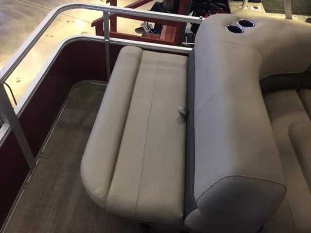 Slide: The Image of Sun Tracker Party Barge 18 DLX 2025 - 23