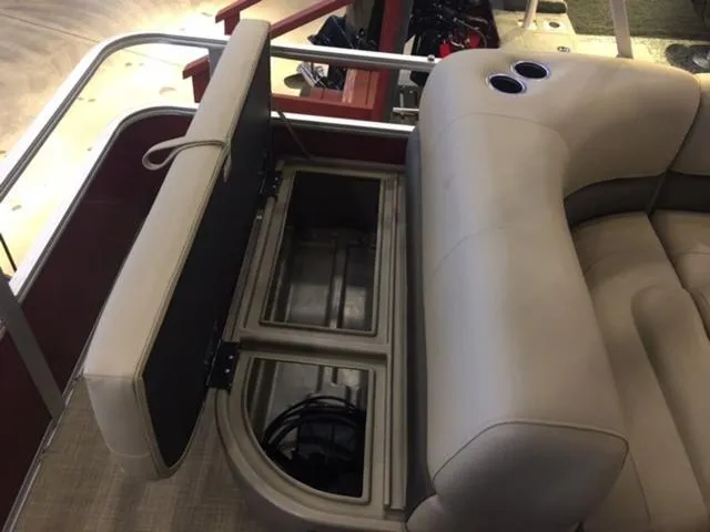 Slide: The Image of Sun Tracker Party Barge 18 DLX 2025 - 24