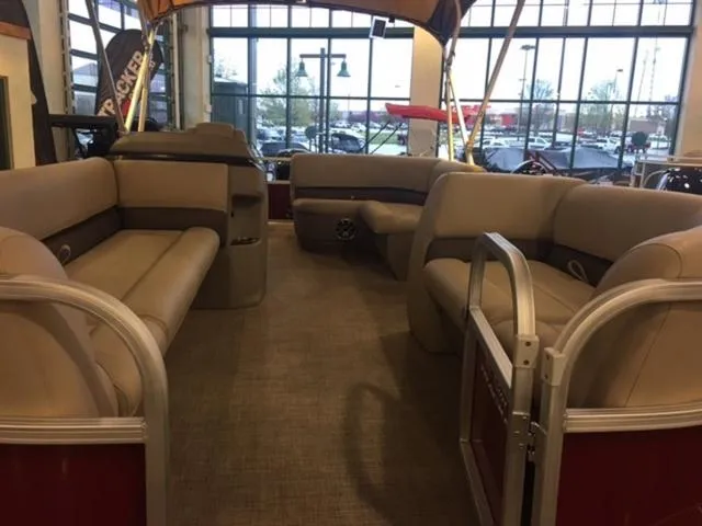 Slide: The Image of Sun Tracker Party Barge 18 DLX 2025 - 31