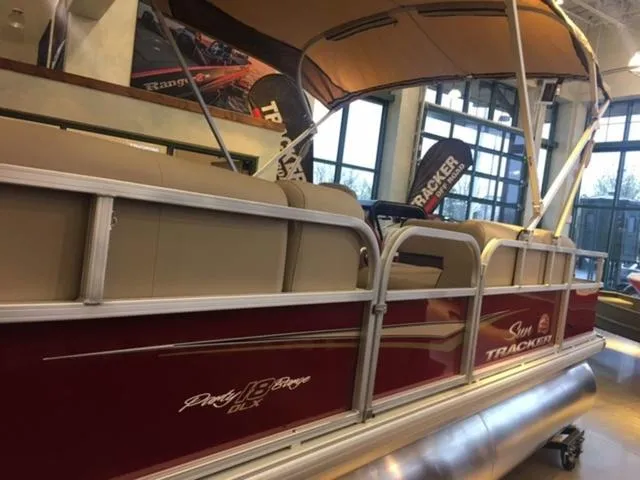 Slide: The Image of Sun Tracker Party Barge 18 DLX 2025 - 32