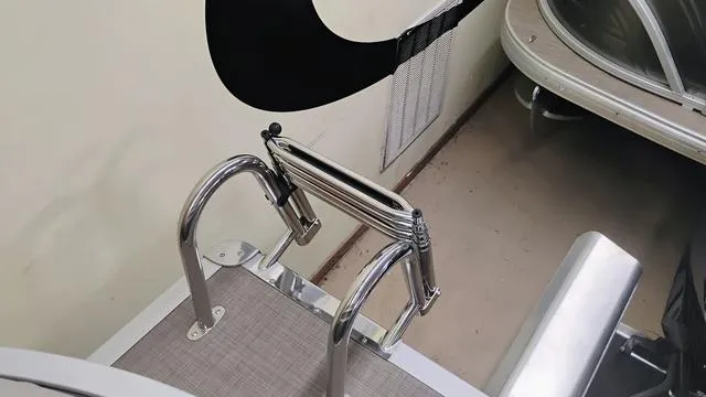 Slide: The Image of Sun Tracker Party Barge 22 RF XP3 2025 - 29