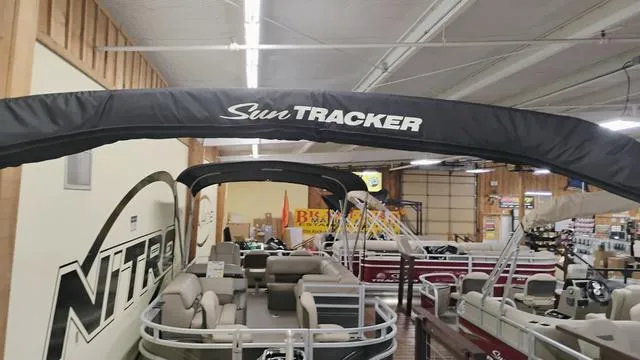 Slide: The Image of Sun Tracker Party Barge 22 RF XP3 2025 - 32