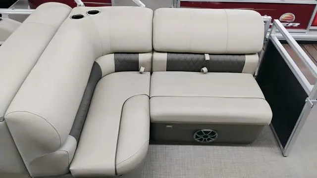 Slide: The Image of Sun Tracker Party Barge 22 RF XP3 2025 - 38