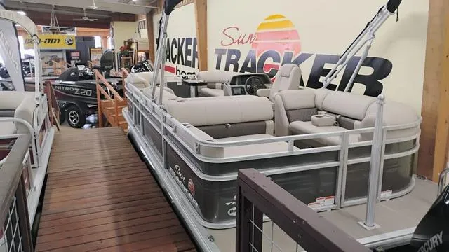 Slide: The Image of Sun Tracker Party Barge 22 RF XP3 2025 - 4