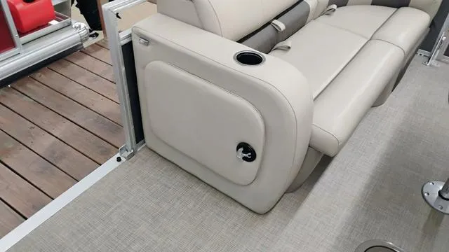 Slide: The Image of Sun Tracker Party Barge 22 RF XP3 2025 - 43