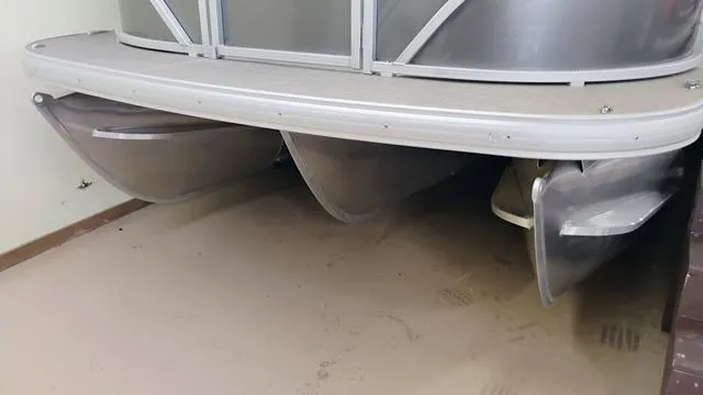 Slide: The Image of Sun Tracker Party Barge 22 RF XP3 2025 - 49