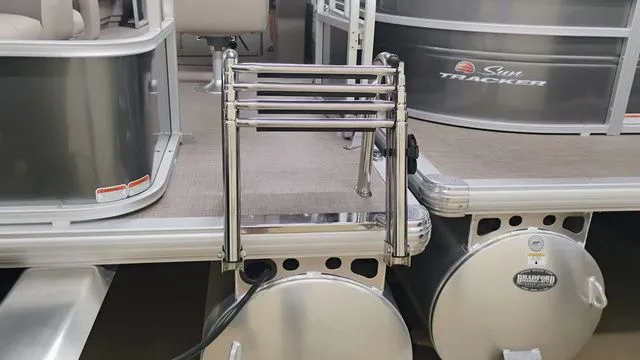 Slide: The Image of Sun Tracker Party Barge 18 DLX 2025 - 24