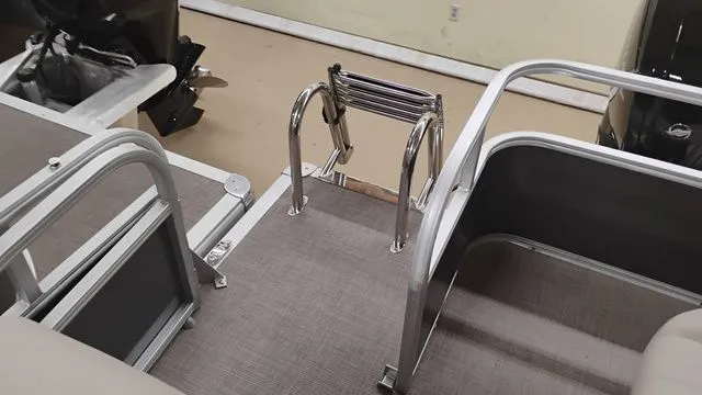 Slide: The Image of Sun Tracker Party Barge 18 DLX 2025 - 28