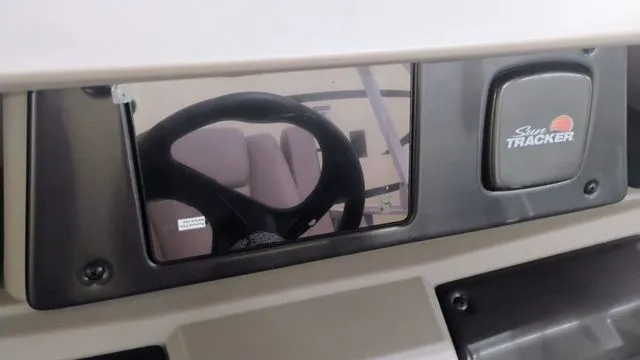 Slide: The Image of Sun Tracker Party Barge 18 DLX 2025 - 32