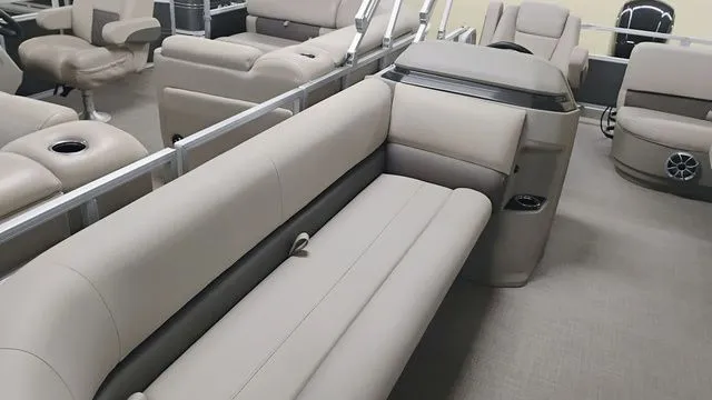 Slide: The Image of Sun Tracker Party Barge 18 DLX 2025 - 42