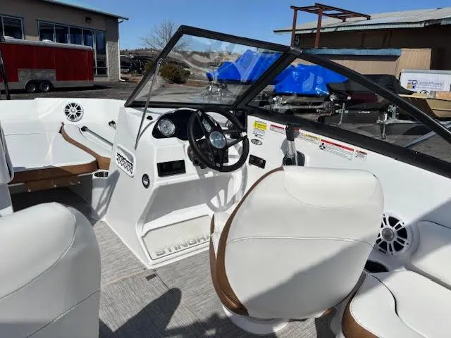 Slide: The Image of Stingray 191DC DUAL CONSOLE BOWRIDER 2025 - 13