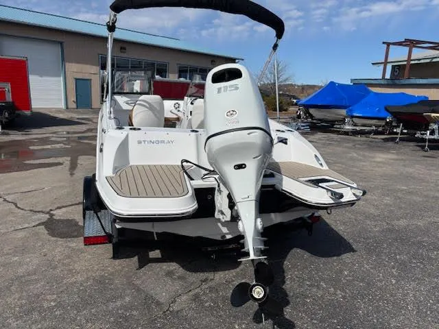 Slide: The Image of Stingray 191DC DUAL CONSOLE BOWRIDER 2025 - 4