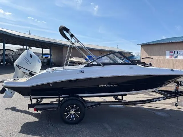 Slide: The Image of Stingray 191DC DUAL CONSOLE BOWRIDER 2025 - 6
