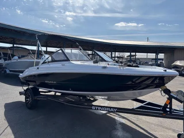 Slide: The Image of Stingray 191DC DUAL CONSOLE BOWRIDER 2025 - 8