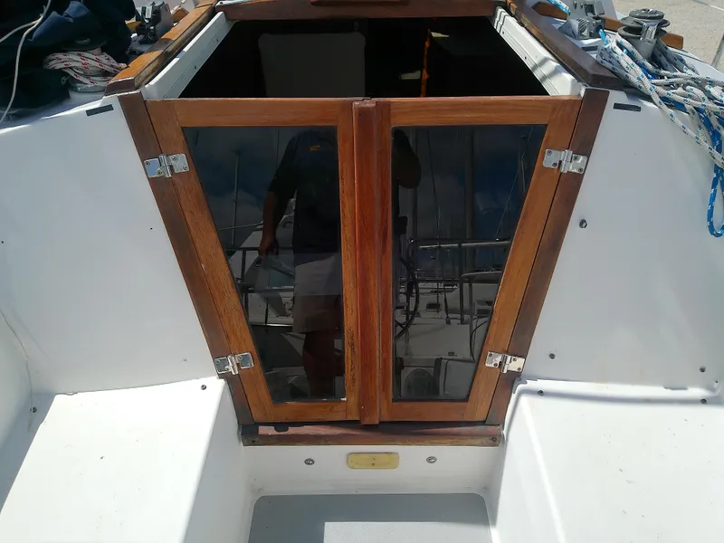 Slide: The Image of 1990 Catalina 30 MkII sailboat cockpit with wooden hatch doors. - 17