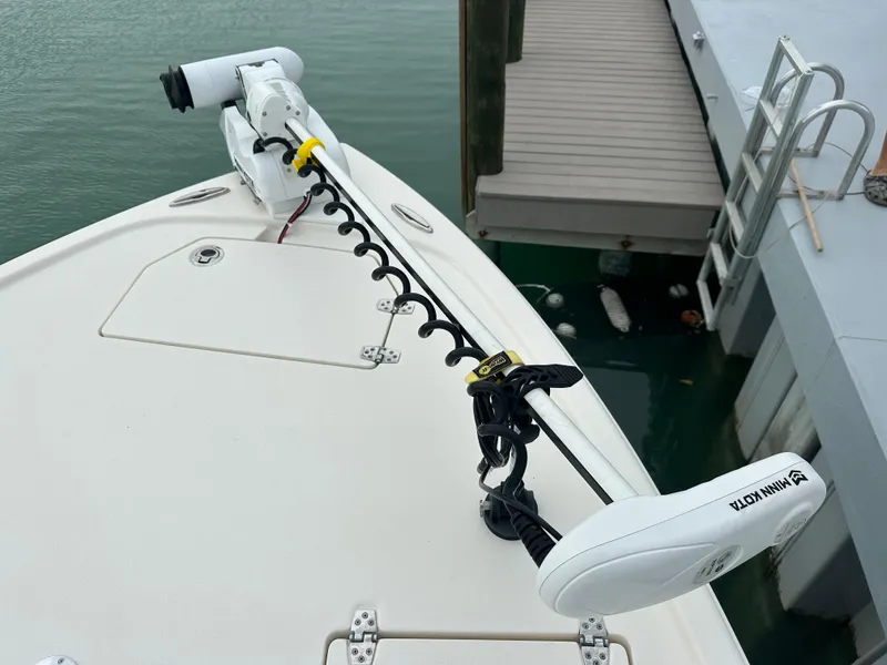 Slide: The Image of Pathfinder 2500 Hybrid 2021 boat with Minn Kota trolling motor at dock. - 20