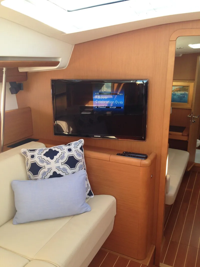 Slide: The Image of Salon HD TV W/Full surround sound - 131