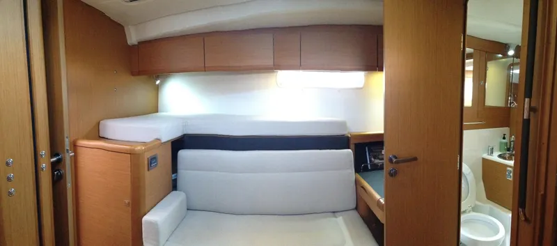 Slide: The Image of Port Stateroom & Head - 140