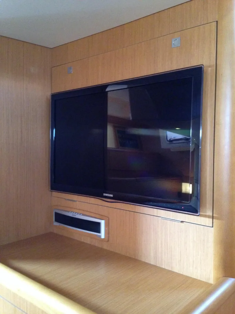 Slide: The Image of TV & Flush mounted Bose 321 - 165