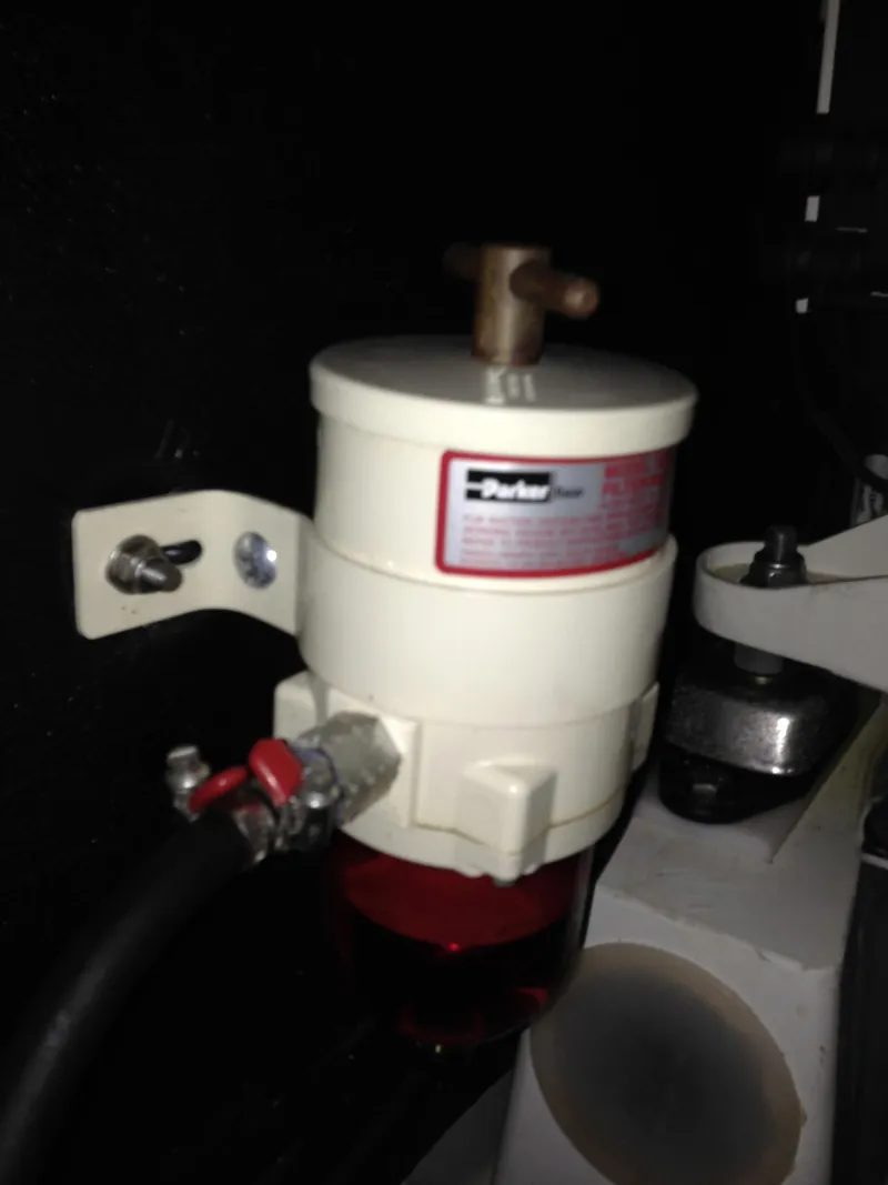 Slide: The Image of Fuel Filter / Water separator - 184