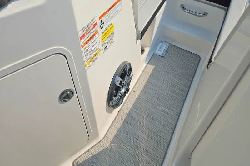 Slide: The Image of Sea Ray 19 SPX 2022 - 14