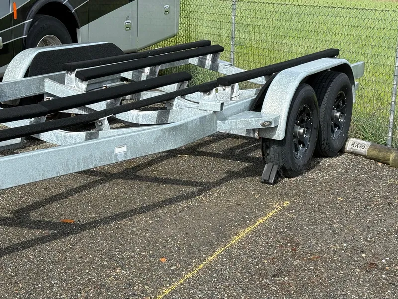 Slide: The Image of Trailer for 2020 Chris-Craft Calypso 26 boat, parked on asphalt near a fence. - 41