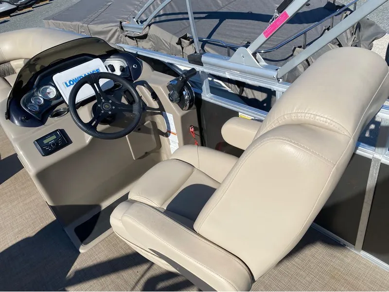 Slide: The Image of Sun Tracker Party Barge 20 DLX 2023 - 11