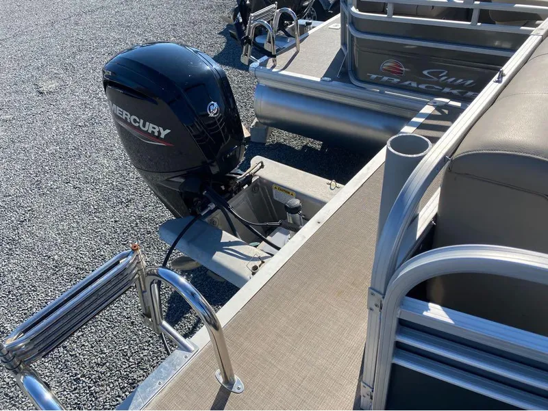 Slide: The Image of Sun Tracker Party Barge 20 DLX 2023 - 5