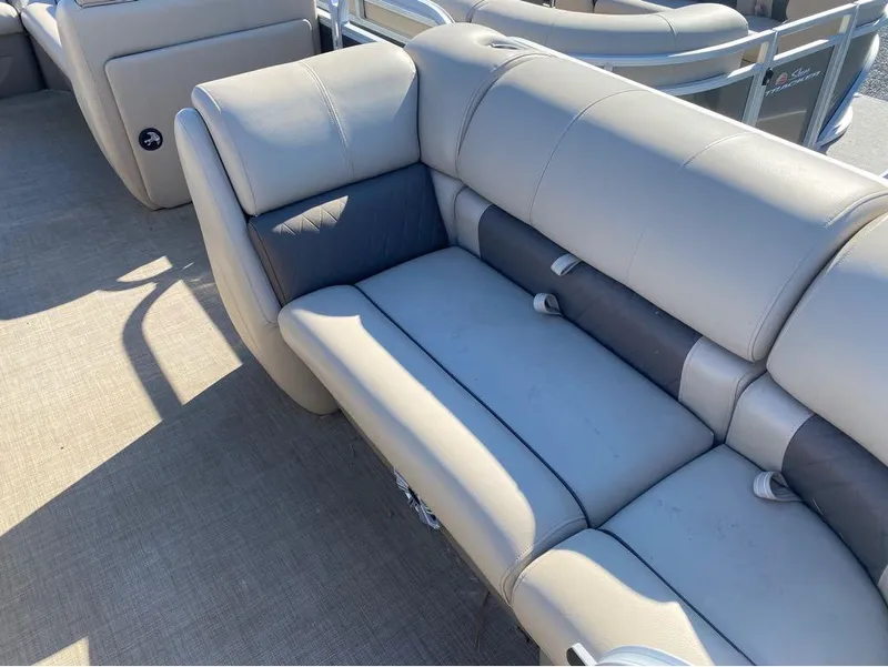 Slide: The Image of Sun Tracker Party Barge 20 DLX 2023 - 6