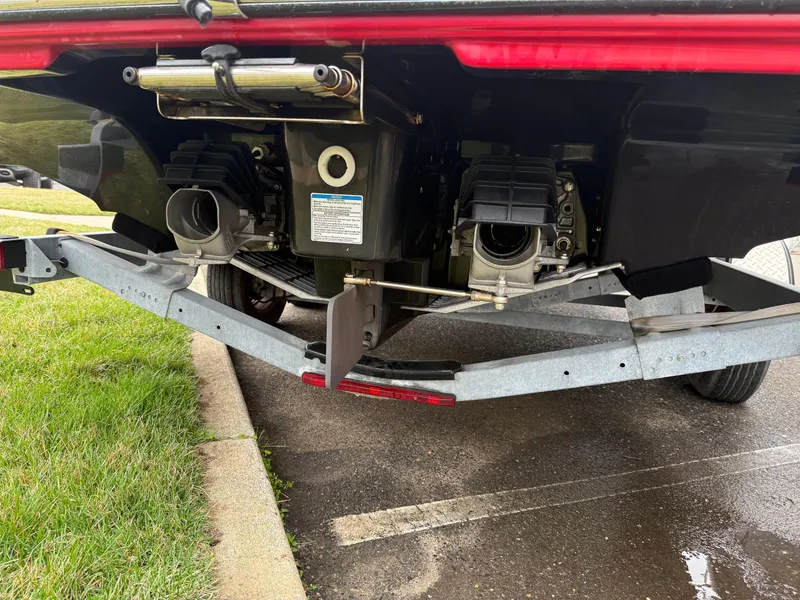 Slide: The Image of Rear view of a 2016 Yamaha Boats 242 Limited S E-Series on a trailer. - 16