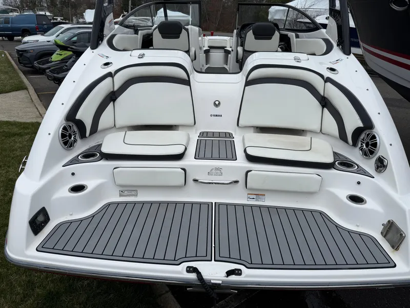 Slide: The Image of 2016 Yamaha Boats 242 Limited S E-Series, rear view, white and black seating, swim platform. - 17