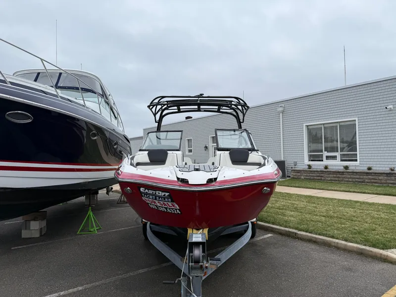 Slide: The Image of 2016 Yamaha Boats 242 Limited S E-Series on trailer, parked outdoors. - 21