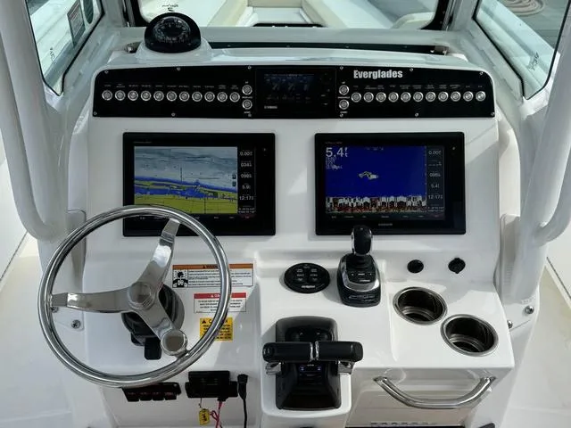 Slide: The Image of Everglades 273 Center Console 2018 - 40