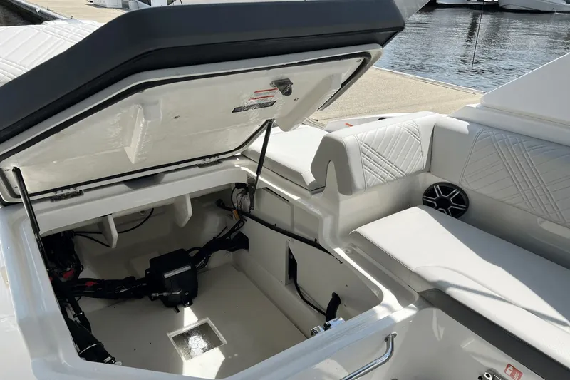Slide: The Image of Sea Ray SDX 230 Outboard 2026 - 16