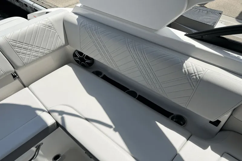 Slide: The Image of Sea Ray SDX 230 Outboard 2026 - 18