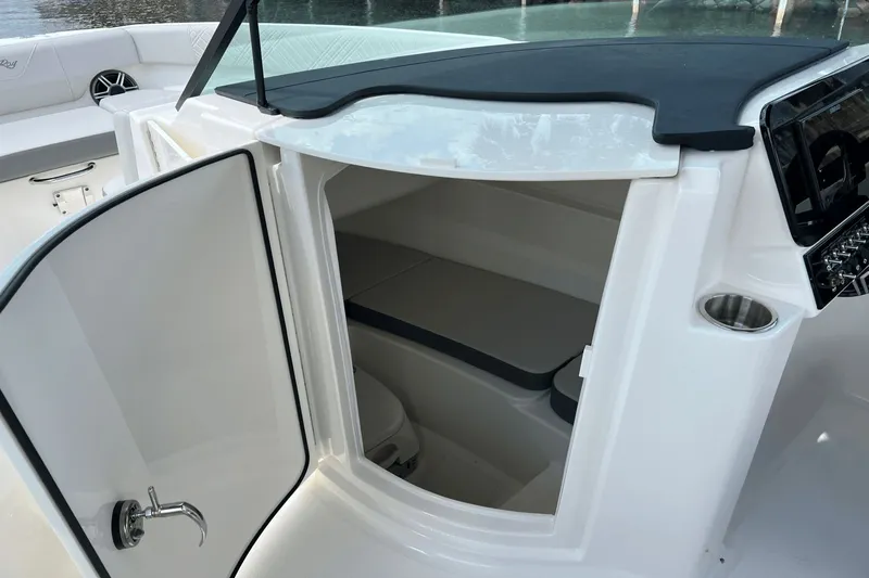 Slide: The Image of Sea Ray SDX 230 Outboard 2026 - 21