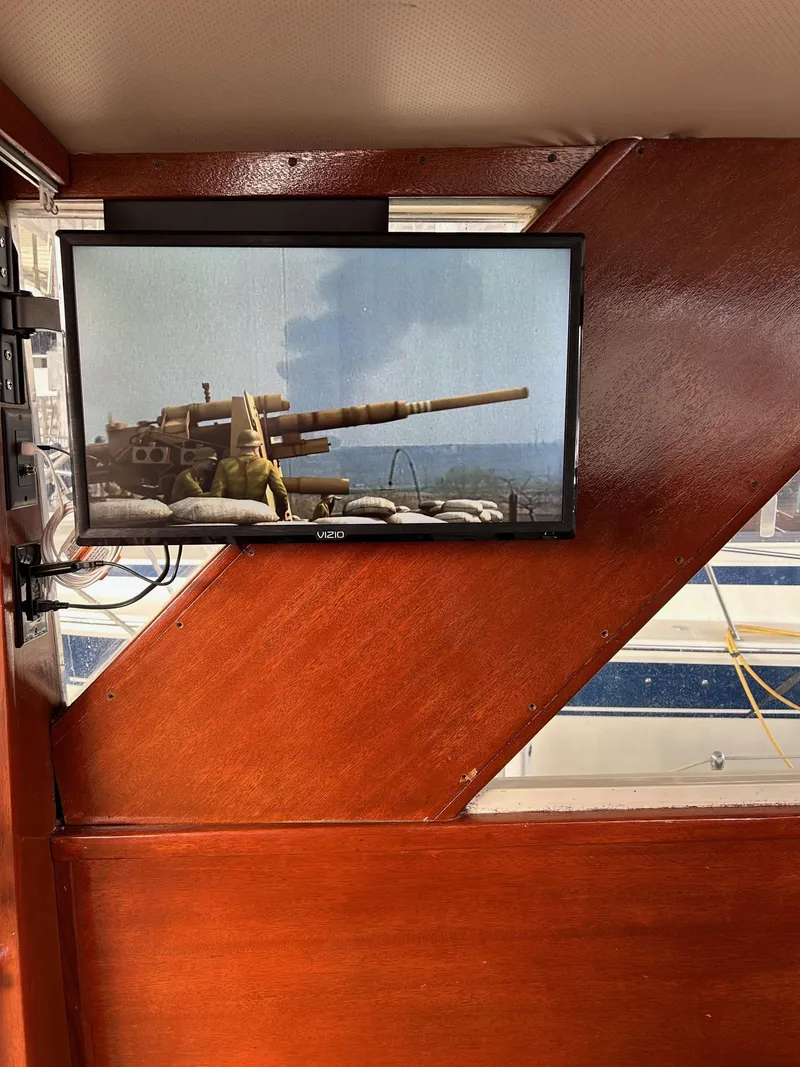 Slide: The Image of SALON FLATSCREEN SMART TV - 13