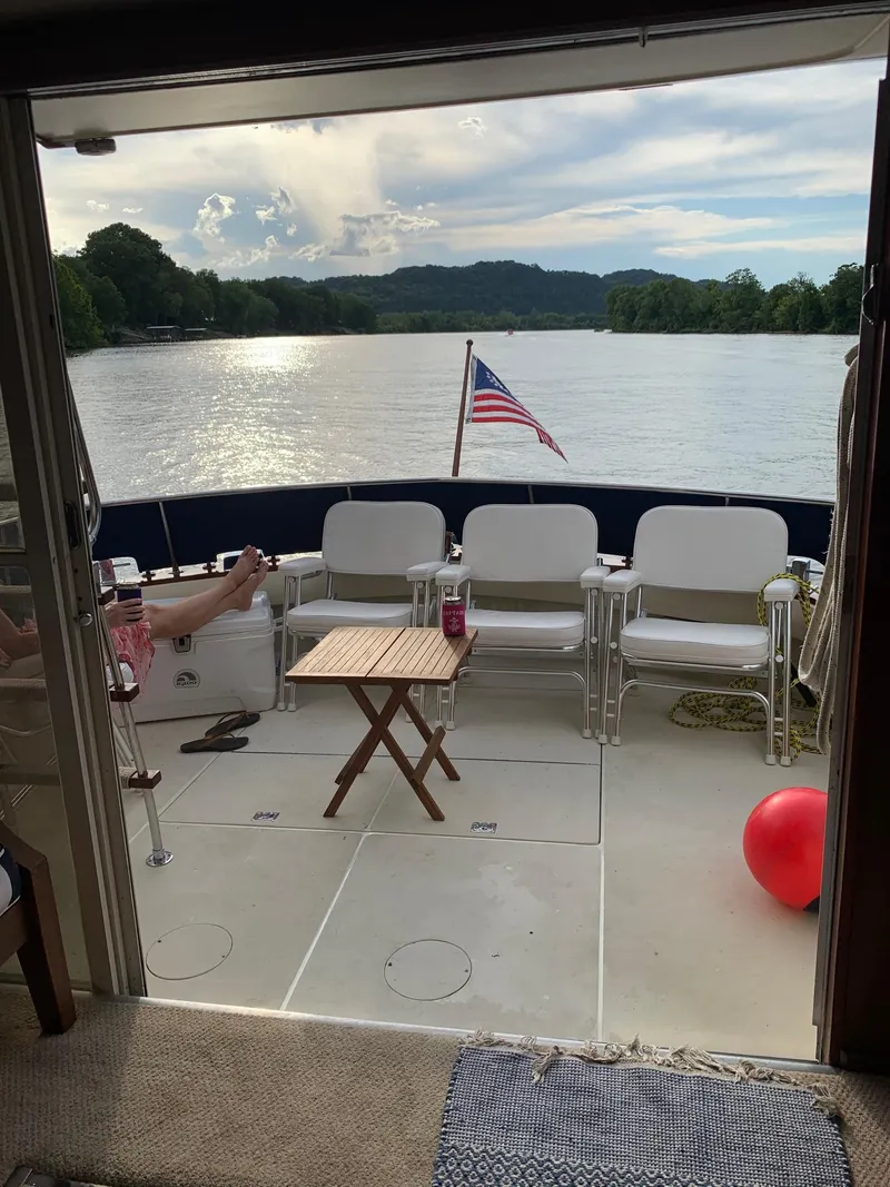 Slide: The Image of SALON LOOKING AFT TO THE COCKPIT - 18