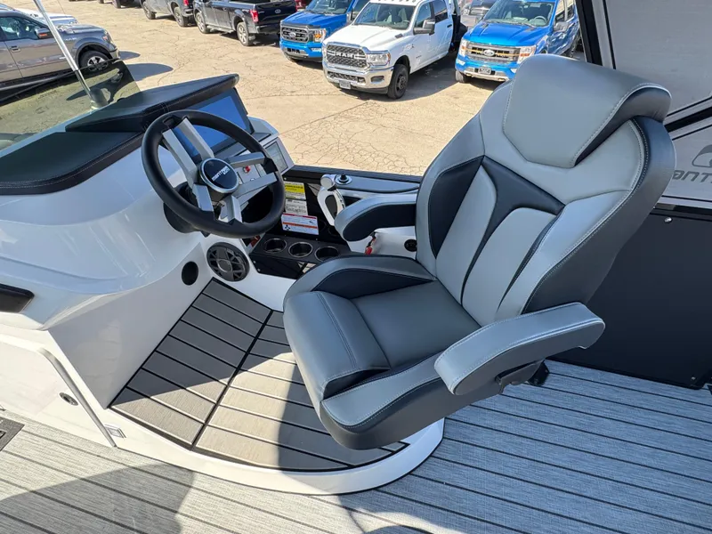 Slide: The Image of Captain's seat and helm of 2025 Montara 25' SURF BOSS 2.0 SL boat. - 18