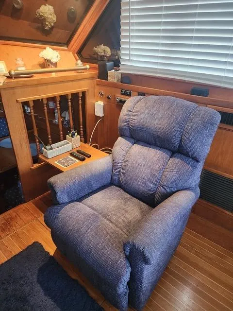 Slide: The Image of 1988 President 37 Sundeck boat deck with anchor chain and bollard. - 27