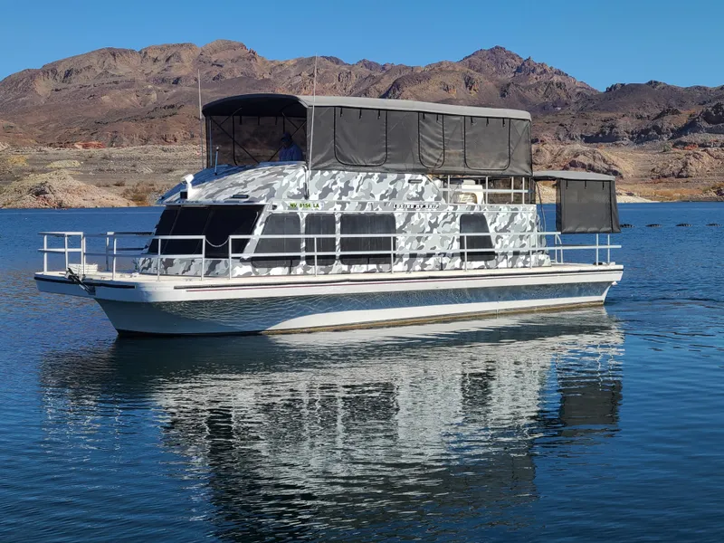 Slide: The Image of 1993 Gibson SPORT SERIES houseboat on a lake with mountainous background. - 3
