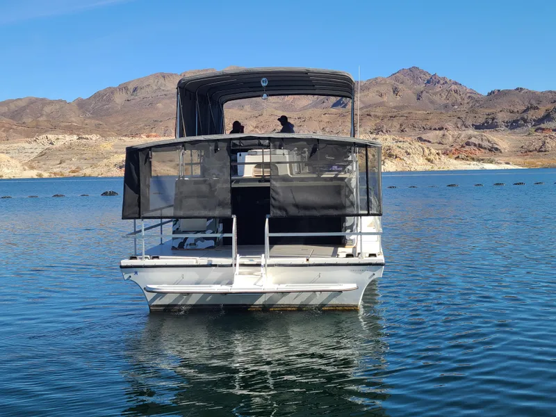 Slide: The Image of 1993 Gibson SPORT SERIES boat on a lake with mountainous background. - 5