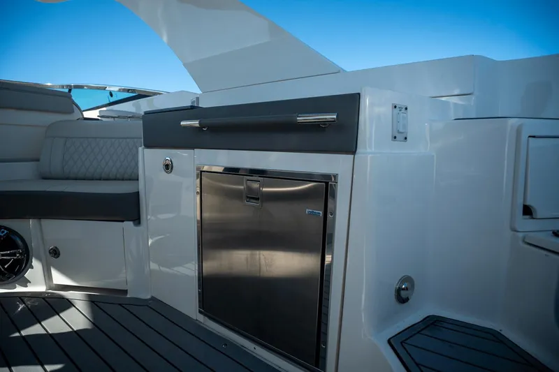 Slide: The Image of Sea Ray SLX 350 OB 2021 - 12