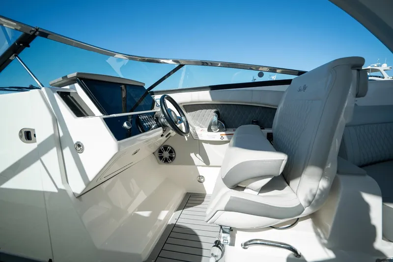 Slide: The Image of Sea Ray SLX 350 OB 2021 - 13