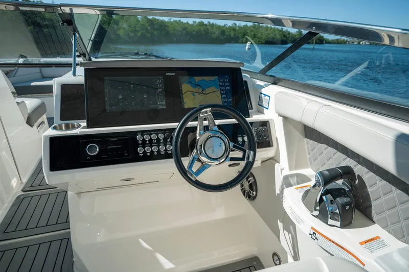 Slide: The Image of Sea Ray SLX 350 OB 2021 - 14