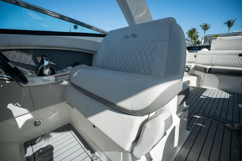 Slide: The Image of Sea Ray SLX 350 OB 2021 - 16