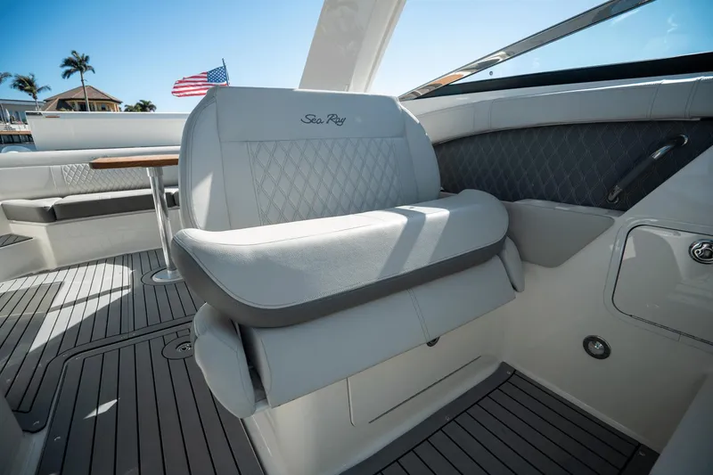 Slide: The Image of Sea Ray SLX 350 OB 2021 - 17