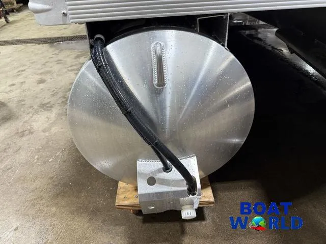 Slide: The Image of 2025 Tahoe Sport 23' Fish & Cruise pontoon detail with Honda 4-Stroke EFI engine. - 40